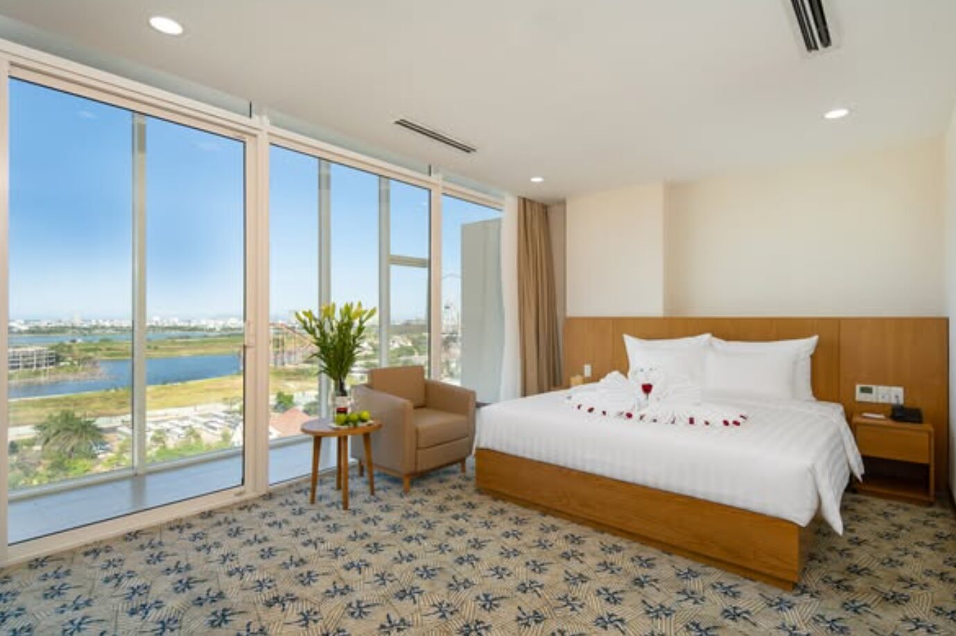 Record Hotel Da Nang có thiết kế với ban công riêng nhìn ra thành phố hoặc dòng sông Hàn