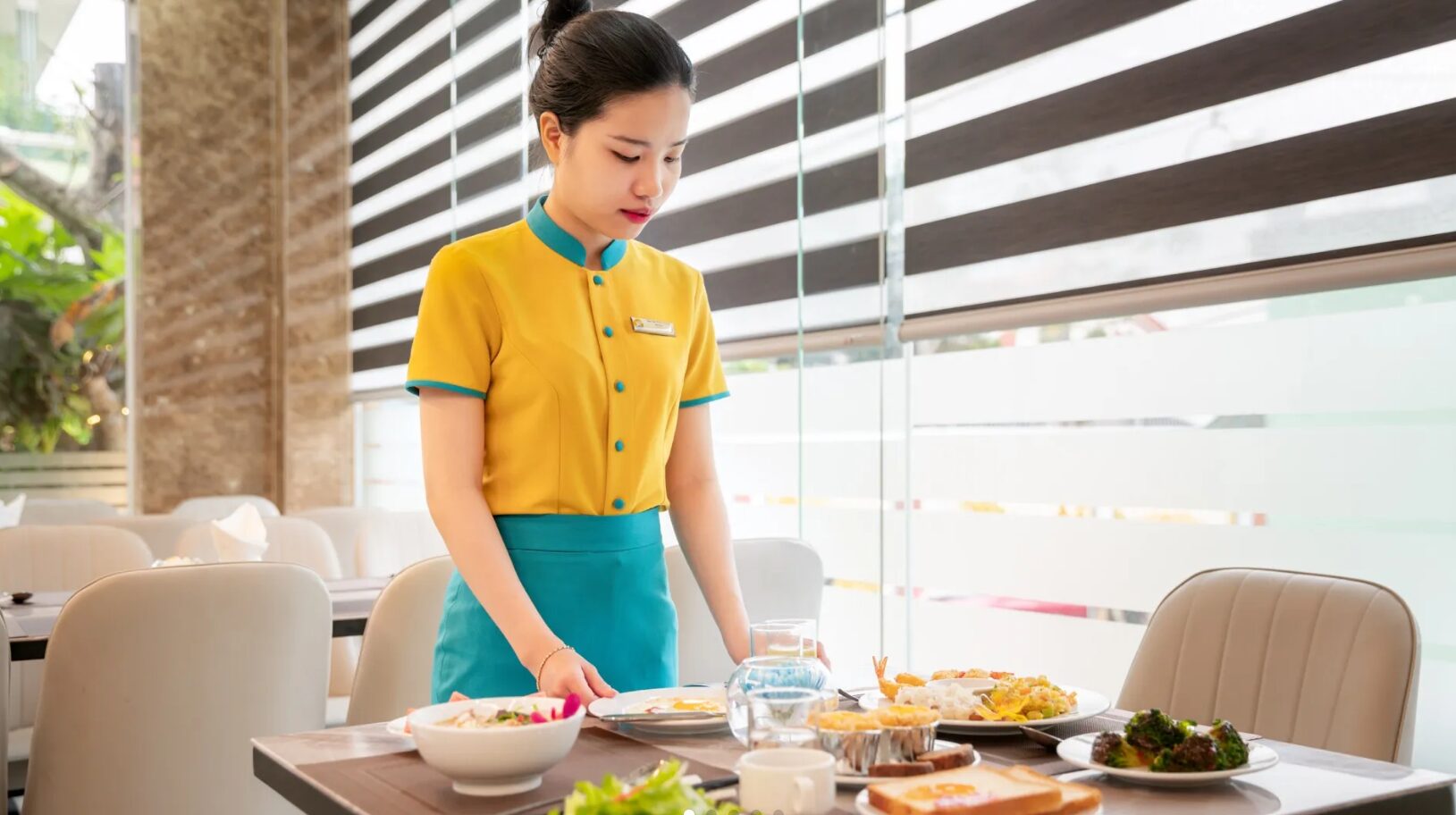 Khách sạn gây ấn tượng bởi phong cách bài trí trẻ trung và tinh gọn, sử dụng chất liệu tự nhiên và ánh sáng mềm để tạo nên không gian dễ chịu