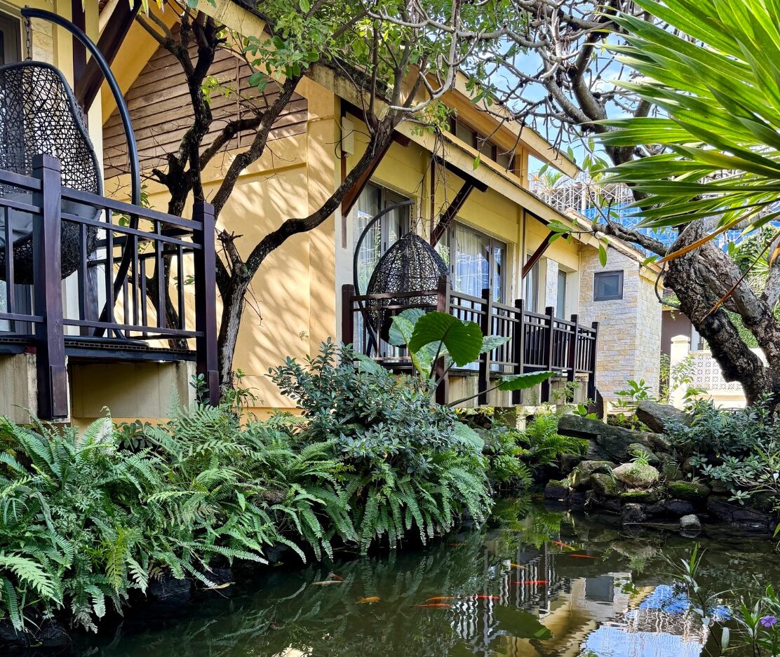 Phòng nghỉ có ban công hoặc patio nhìn ra hồ và sông, nội thất tinh gọn nhưng sang trọng