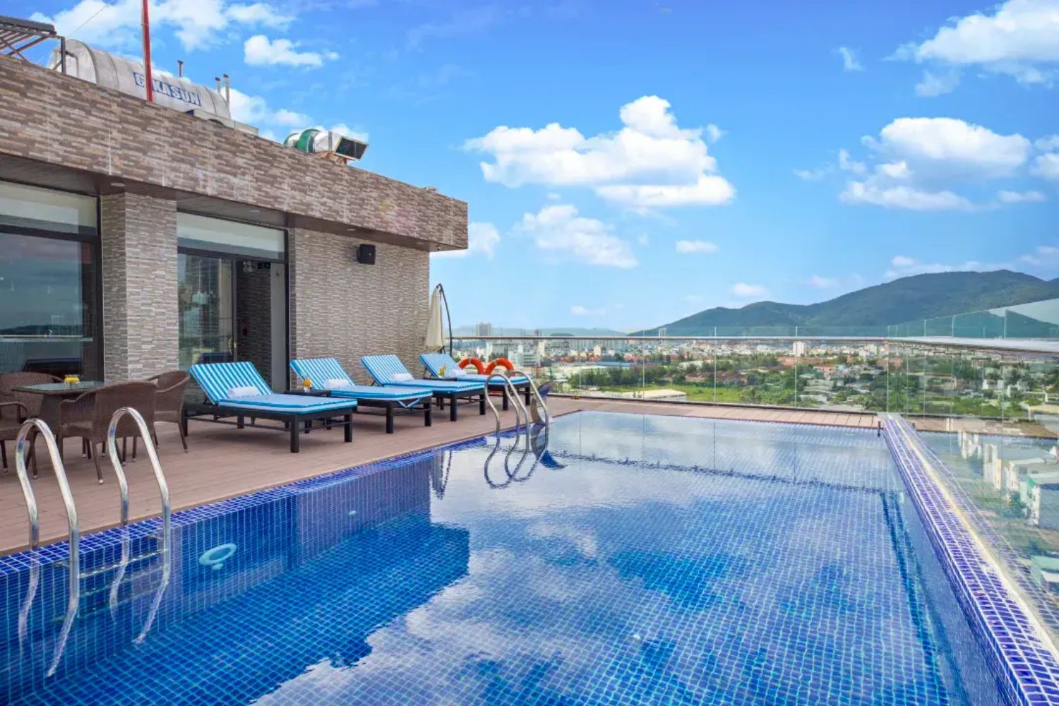 khách sạn gần biển và trung tâm Đà Nẵng