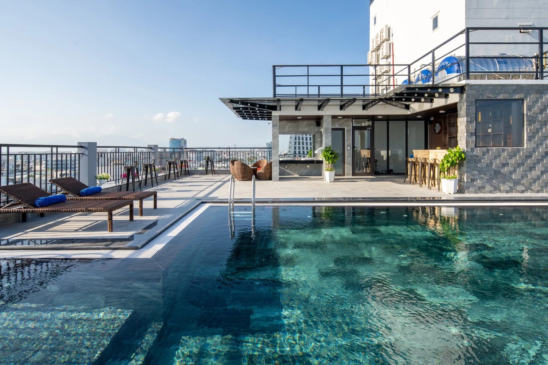 khách sạn ở gần đại học phương đông