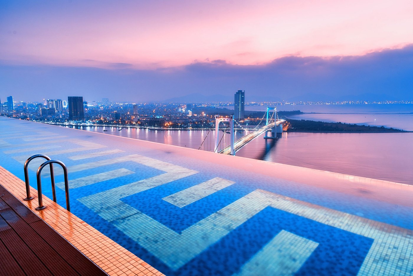 Wyndham Danang Golden Bay Hotel