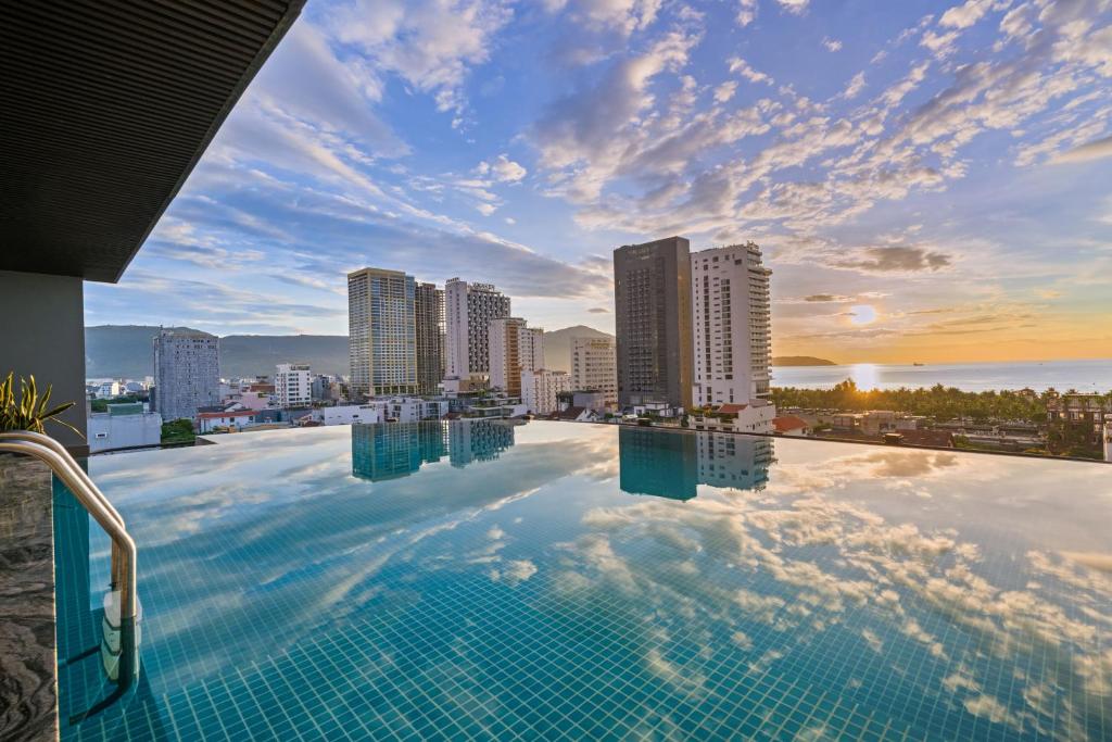 Hotel Del Luna - Khách sạn đường Hồ Nghinh Đà Nẵng