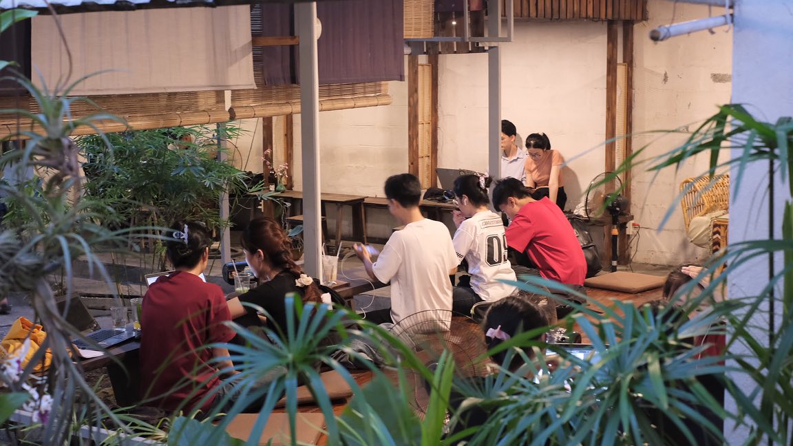 Không gian tại La's Cafe