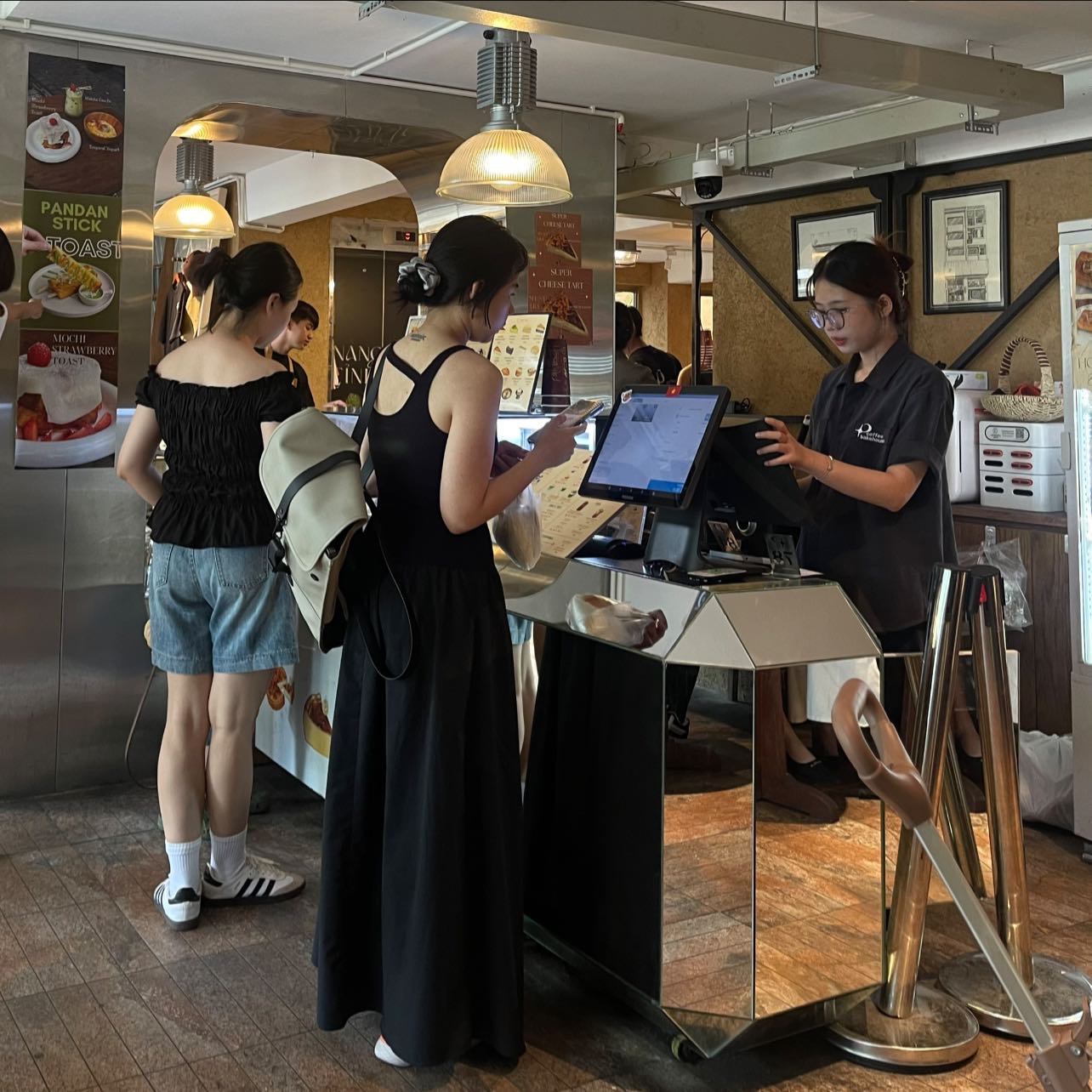 Chất lượng và dịch vụ tại P Coffee