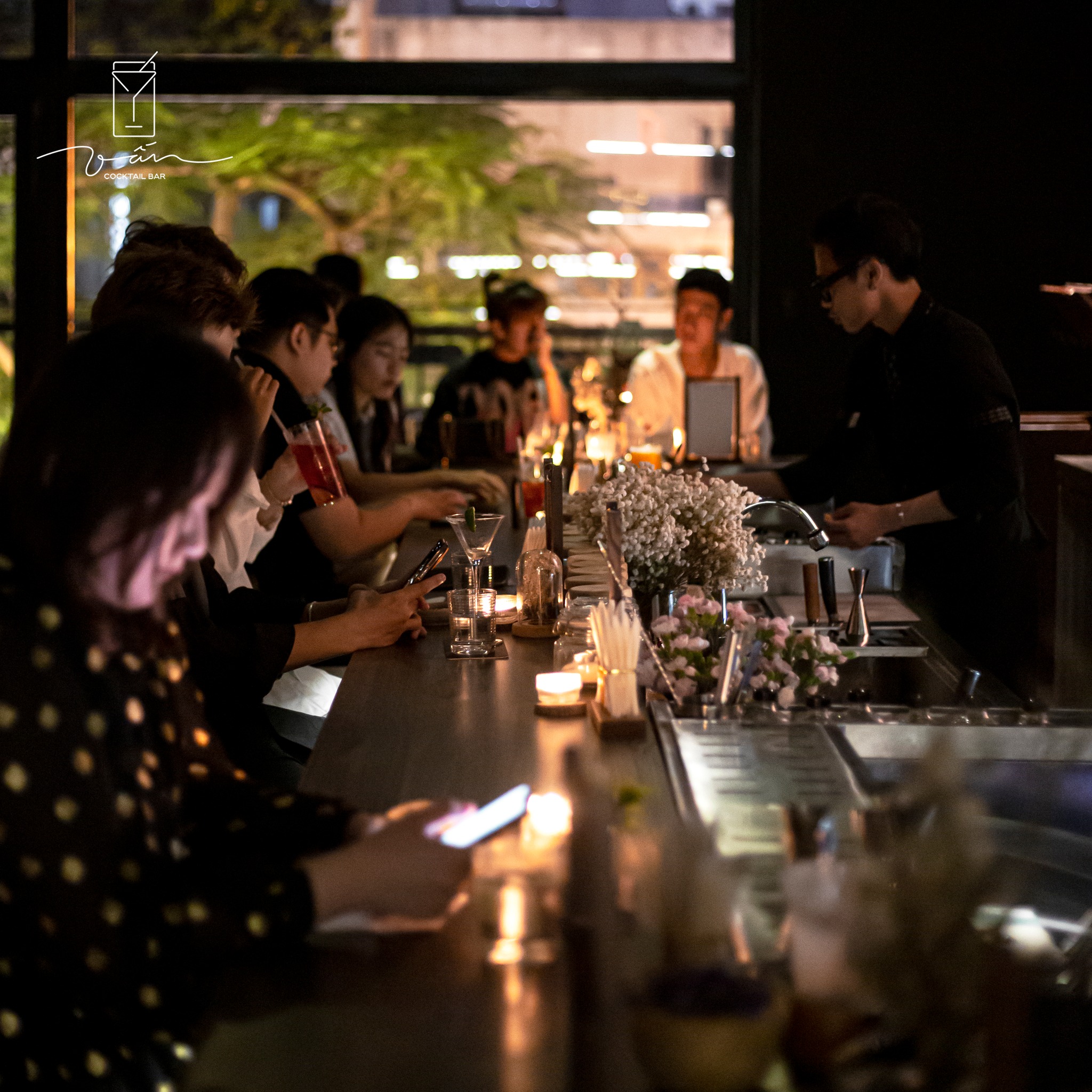 Không gian tại Vấn Cocktail Bar