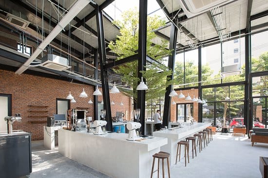 Không gian rộng rãi với thiết kế mái vòm đón ánh sáng tự nhiên tại 43 Factory Coffee Roaster