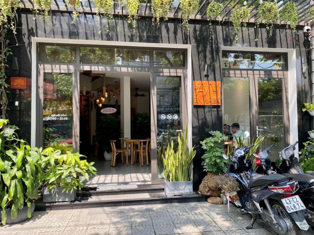Không gian với ánh sáng tự nhiên tại An nhiên Cafe