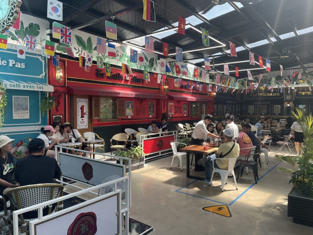 Khách ngồi thưởng thức cà phê tại Kaldi And More Danang với không gian rộng rãi và phục vụ thân thiện