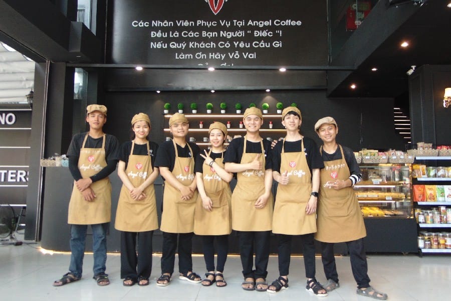 Đội ngũ nhân viên khiếm thính tại Angel Coffee Đà Nẵng với nụ cười thân thiện và đồng phục gọn gàng