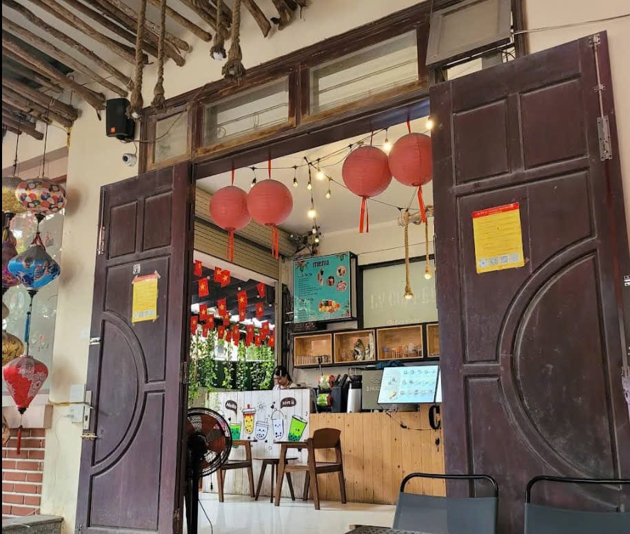 Khu vực quầy phục vụ tại Nhàn Cafe Đà Nẵng với không gian mộc mạc và phong cách thân thiện