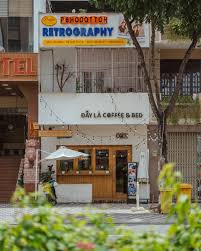 Mặt tiền Đ&acirc;y L&agrave; Photobooth Coffee & Bed tr&ecirc;n đường Phạm Văn Đồng, qu&aacute;n c&agrave; ph&ecirc; chụp ảnh đẹp tại Đ&agrave; Nẵng