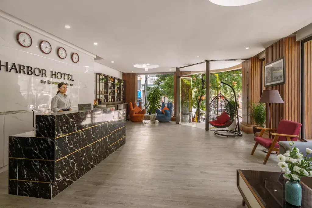 Quầy lễ tân và sảnh chờ rộng rãi tại Harbor Hotel Đà Nẵng