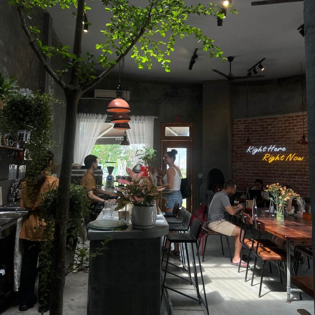 Hideout Cafe với gam màu lạnh mang lại một cảm giác riêng tư tuyệt đối