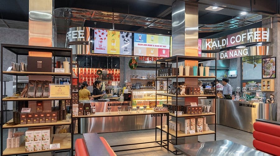 Không gian bên trong Kaldi And More Danang với quầy pha chế và khu vực ngồi thoải mái cho khách