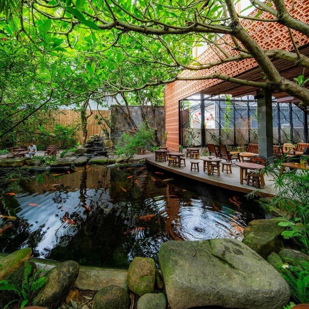 Bên trong sân vườn rộng rãi của Nia Coffee