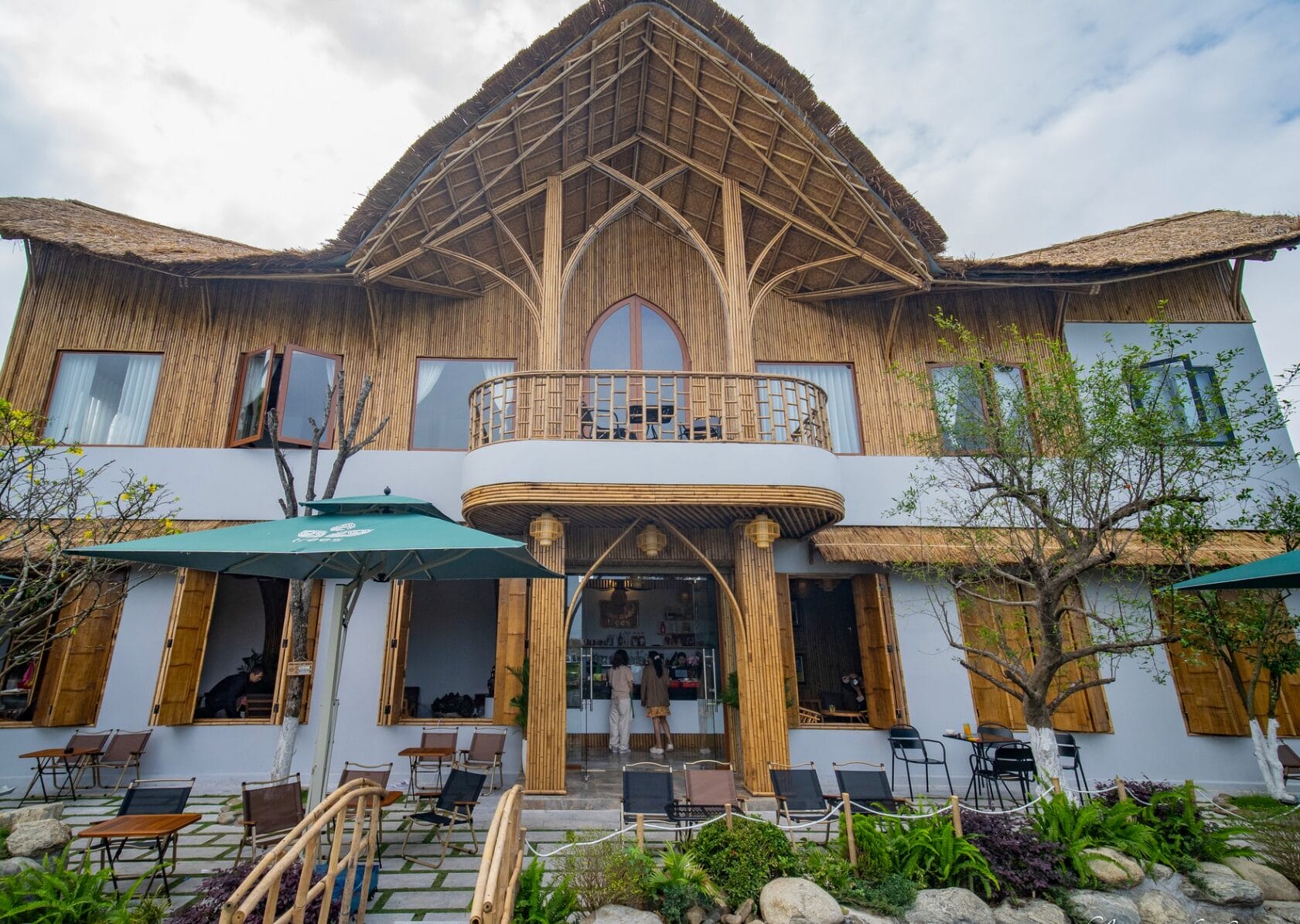 Quán ẩn mình trong một con hẻm nhỏ, nhờ đó giữ được sự tách biệt vừa đủ khỏi nhịp sống ồn ào bên ngoài