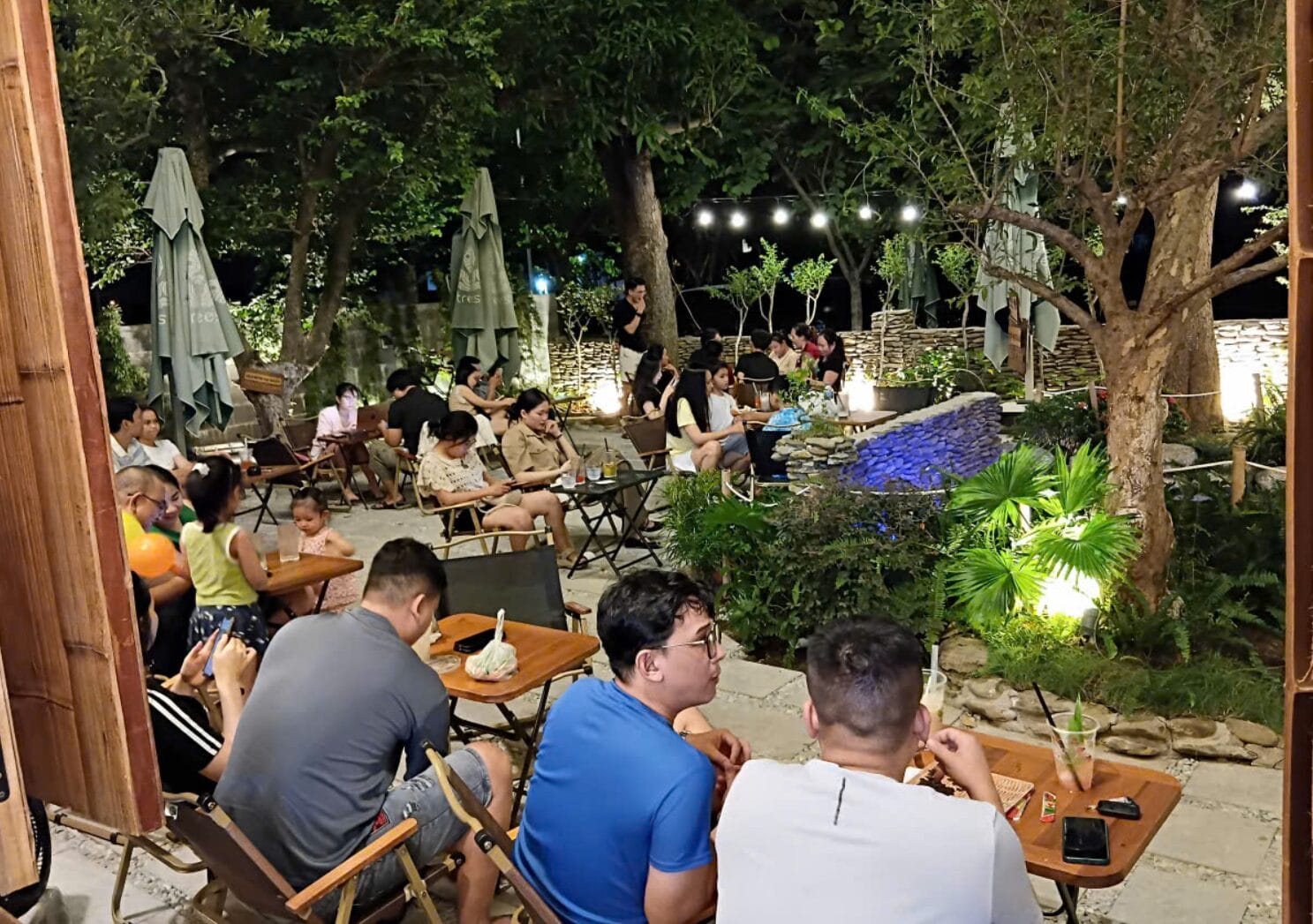 Phần lớn đánh giá của khách hàng về Trees Coffee xoay quanh không gian rộng rãi, nhiều cây xanh và cảm giác thoáng đãng