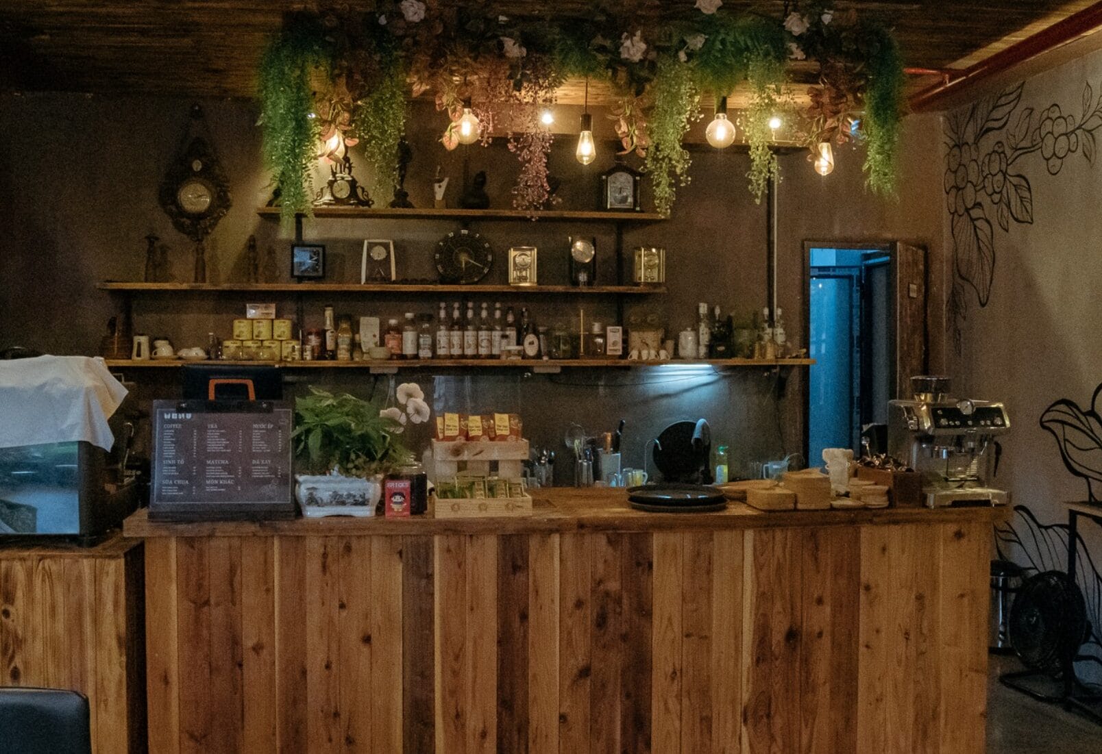 NAS Coffee theo đuổi phong cách tối giản kết hợp industrial khá rõ nét