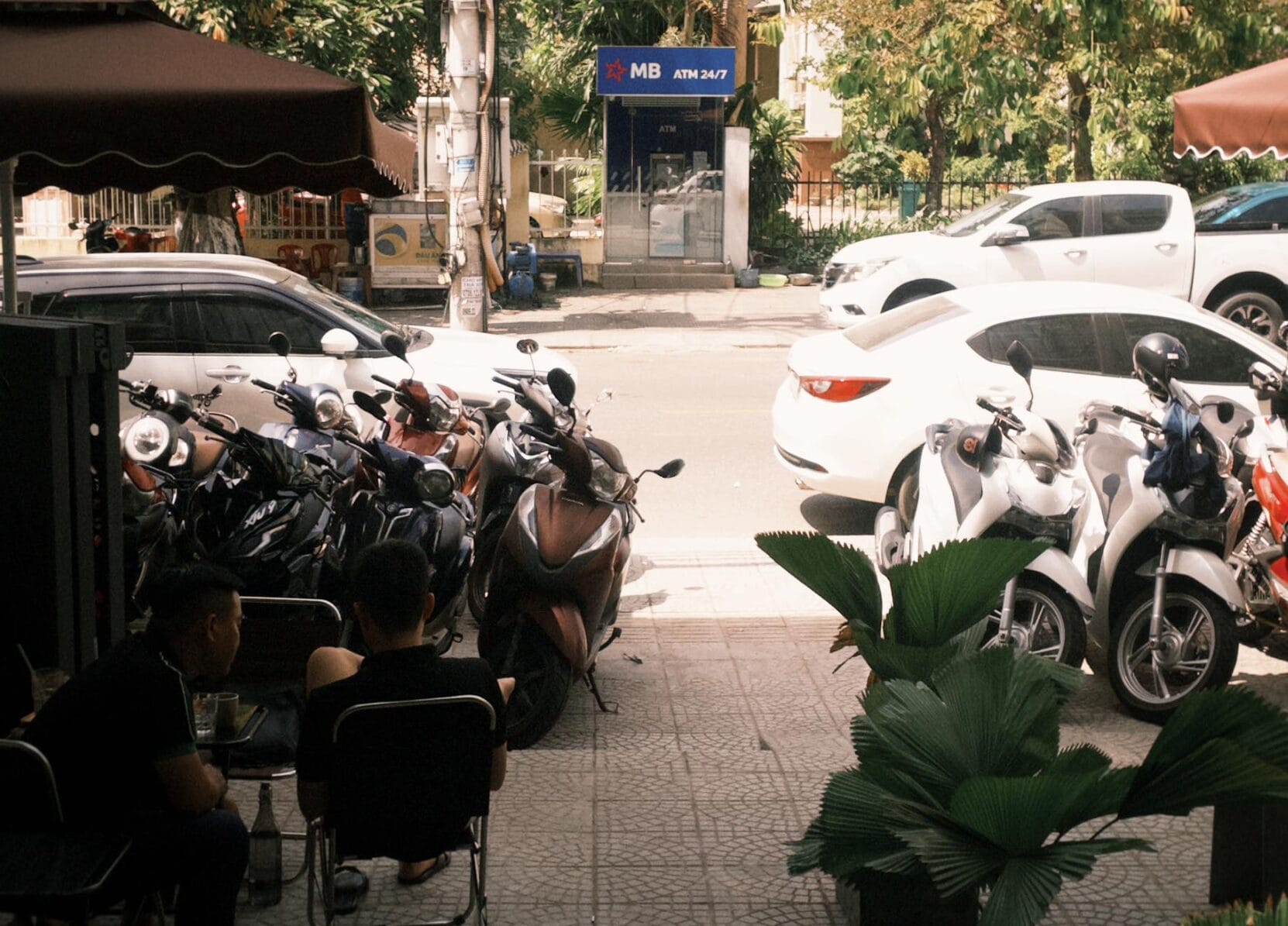 Vị trí không quá sâu trong hẻm nên dễ định vị trên bản đồ, phù hợp để ghé nhanh trong ngà