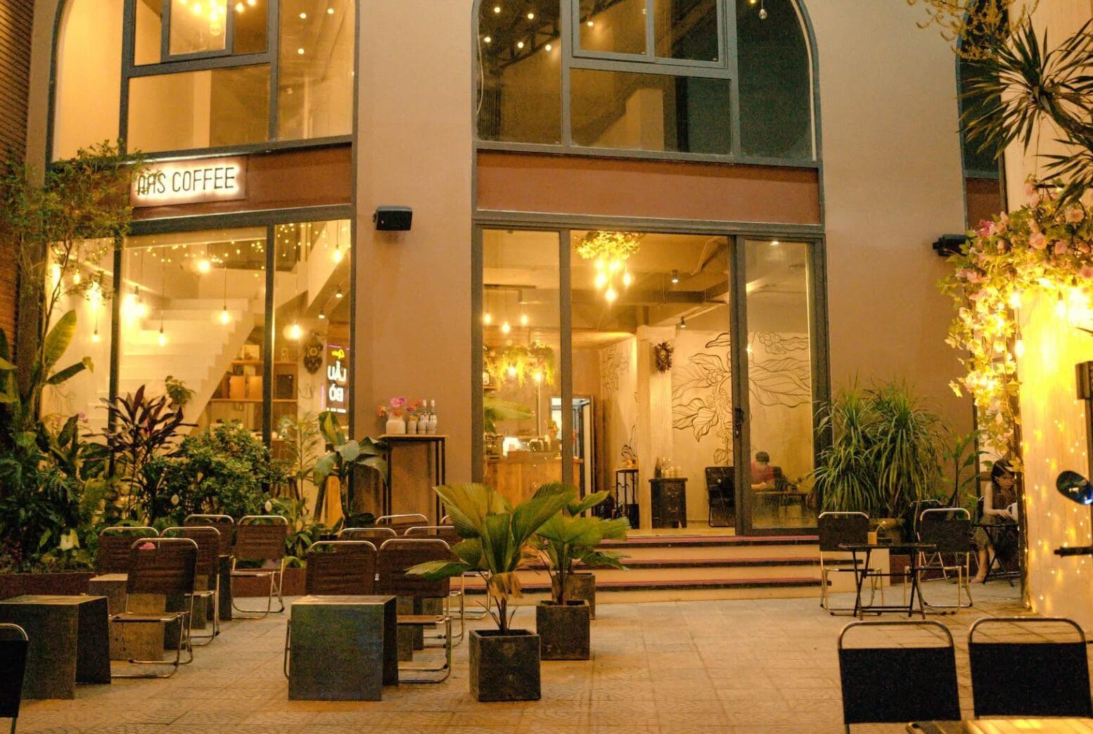 Không gian quán yên tĩnh, thoáng, có nhiều cây xanh và được bố trí theo hướng tối giản