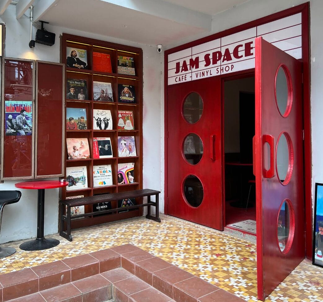 Jam Space Café đủ gần trung tâm để tiện di chuyển nhưng vẫn tách biệt khỏi nhịp xe cộ ồn ào