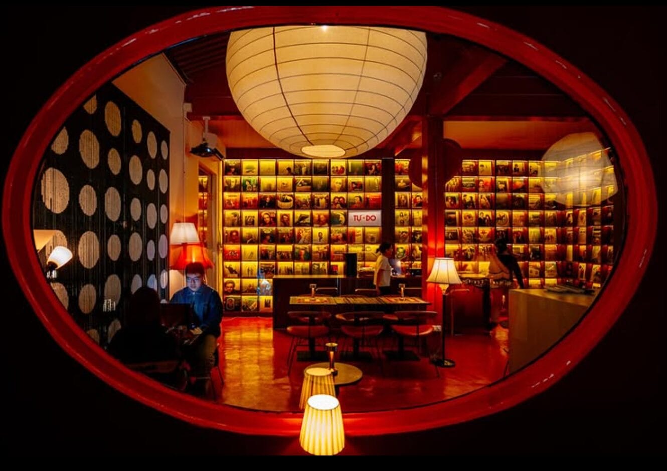 Nhân viên thân thiện, đủ quan tâm nhưng không làm gián đoạn trải nghiệm riêng của khách