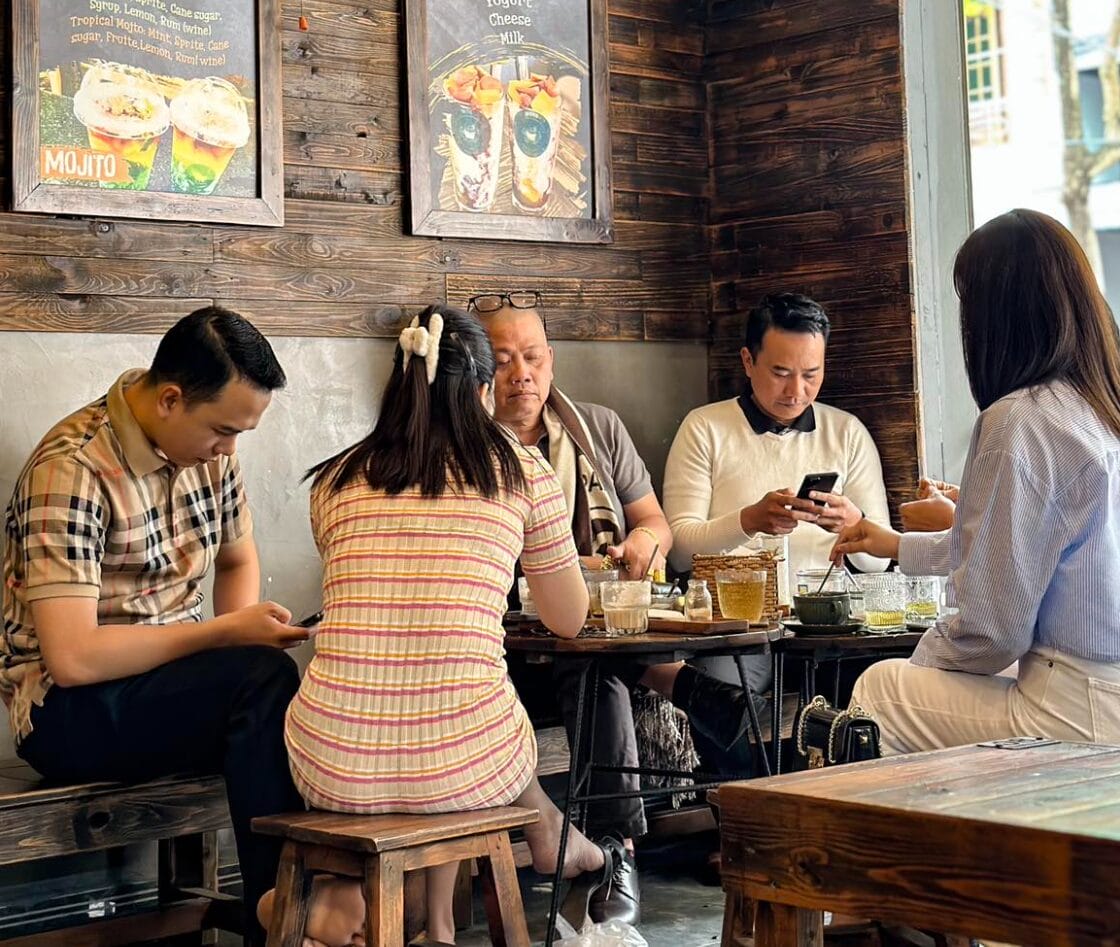 Phản hồi từ khách ghé Moss Coffee cho thấy điểm mạnh rõ rệt của quán nằm ở dịch vụ và không gian