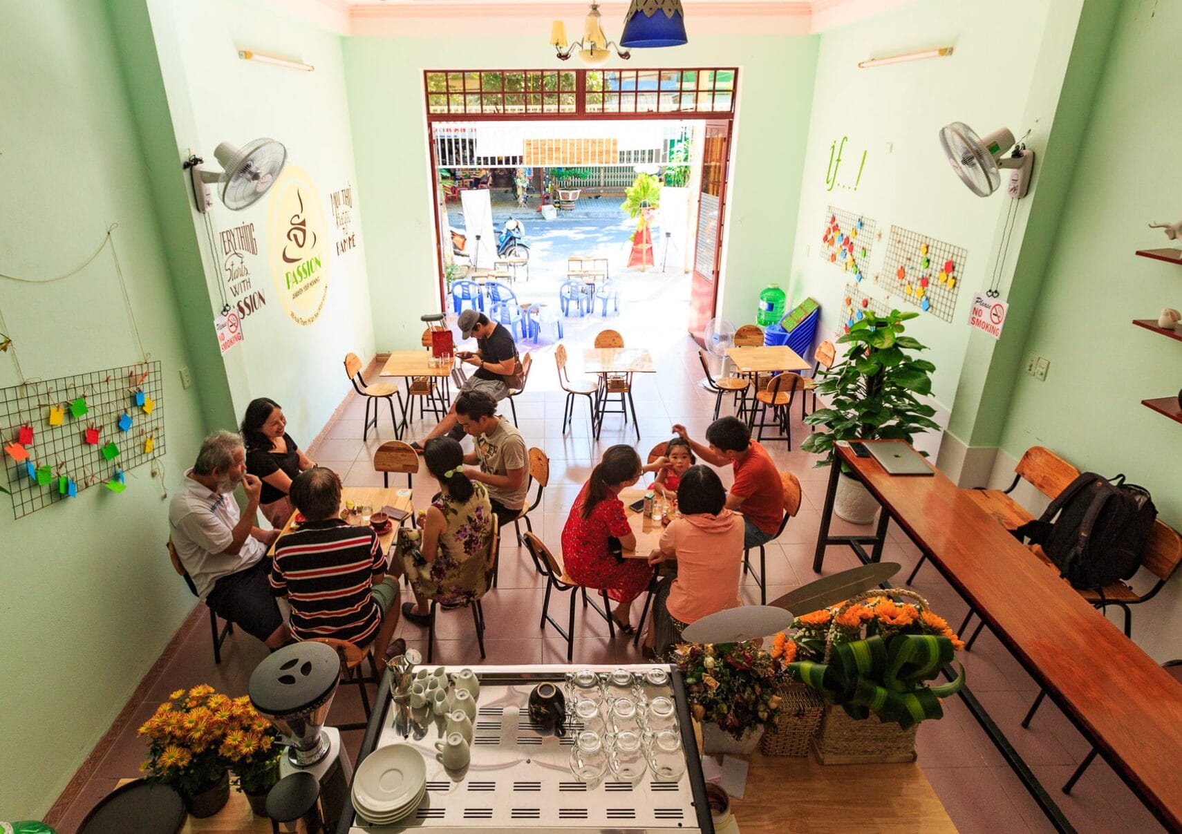 Thiết kế của Passion Café thiên về phong cách hiện đại kết hợp industrial