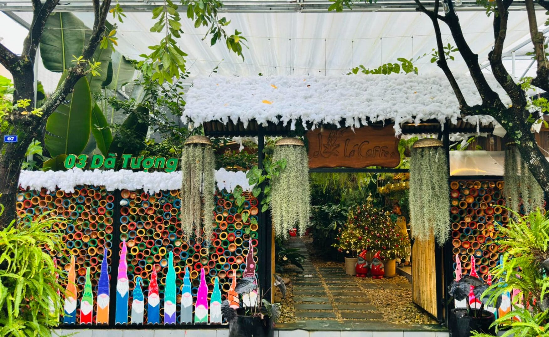 Quán gây thiện cảm nhờ không gian sân vườn xanh rì, được làm mát bằng hệ thống phun sương