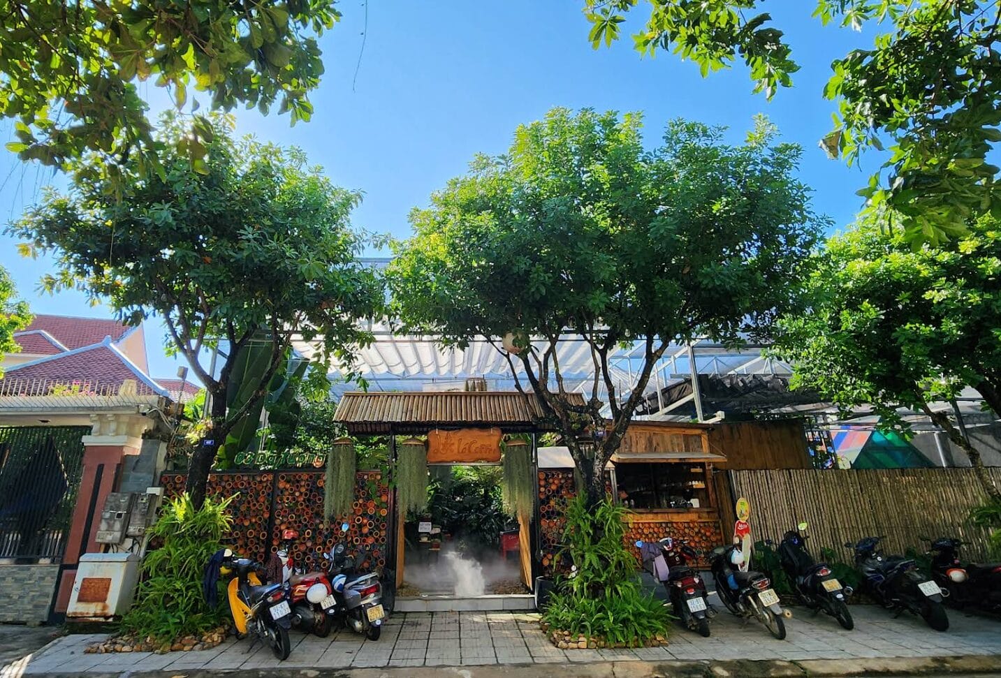 Nếu ghé lần đầu, bạn cần chú ý quan sát kỹ hoặc đi chậm để không lướt qua