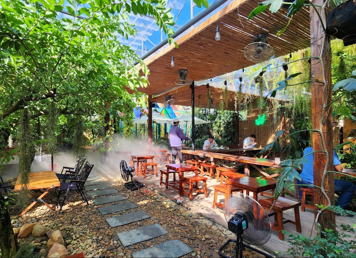 Lá Coffee mang đến cảm giác như một khoảng nghỉ xanh giữa đời sống thường nhật 