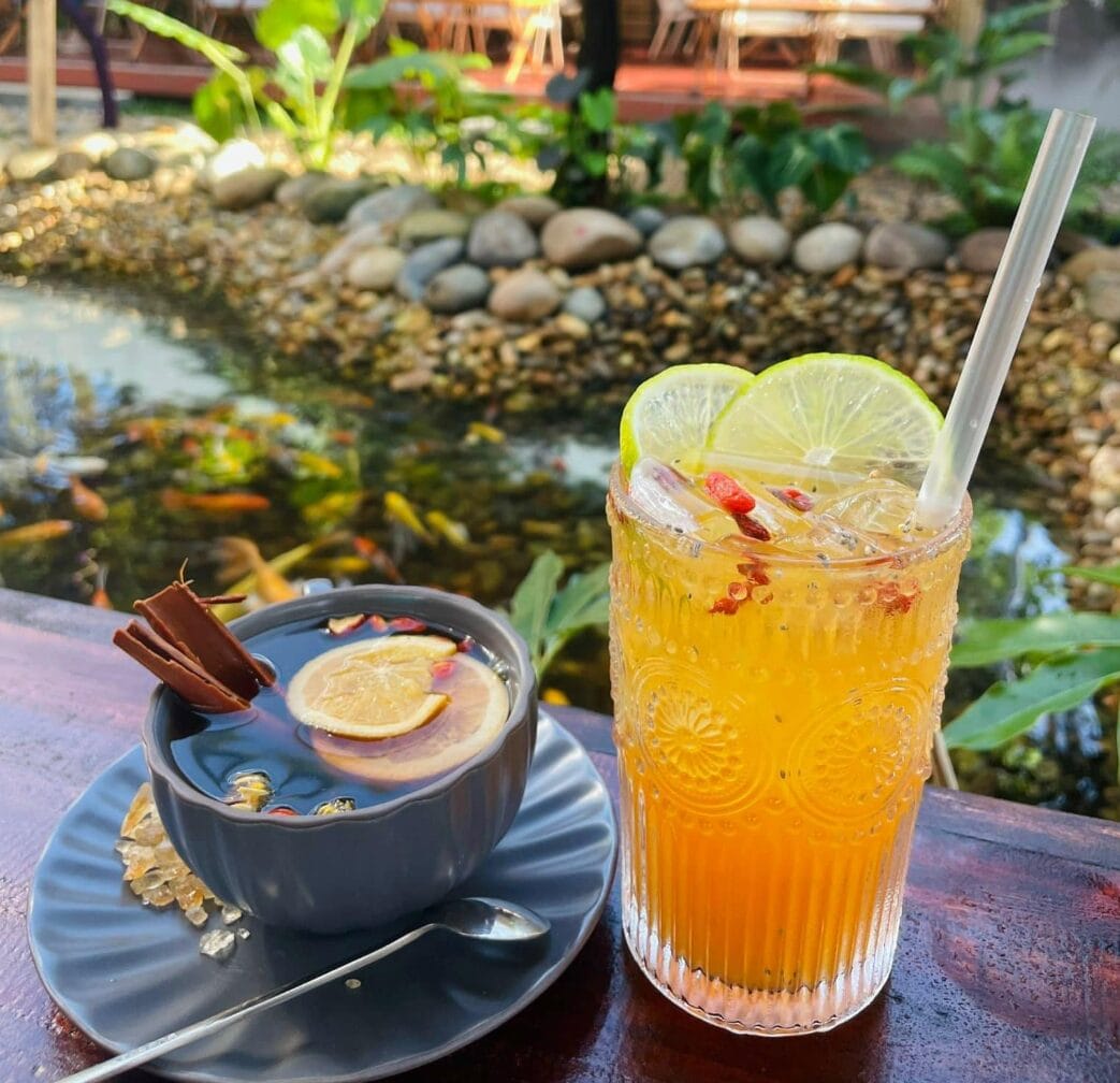 Menu Lá Coffee rất phù hợp cho những buổi sáng cà phê nhẹ, ăn sáng trong không gian sân vườn mát mẻ.