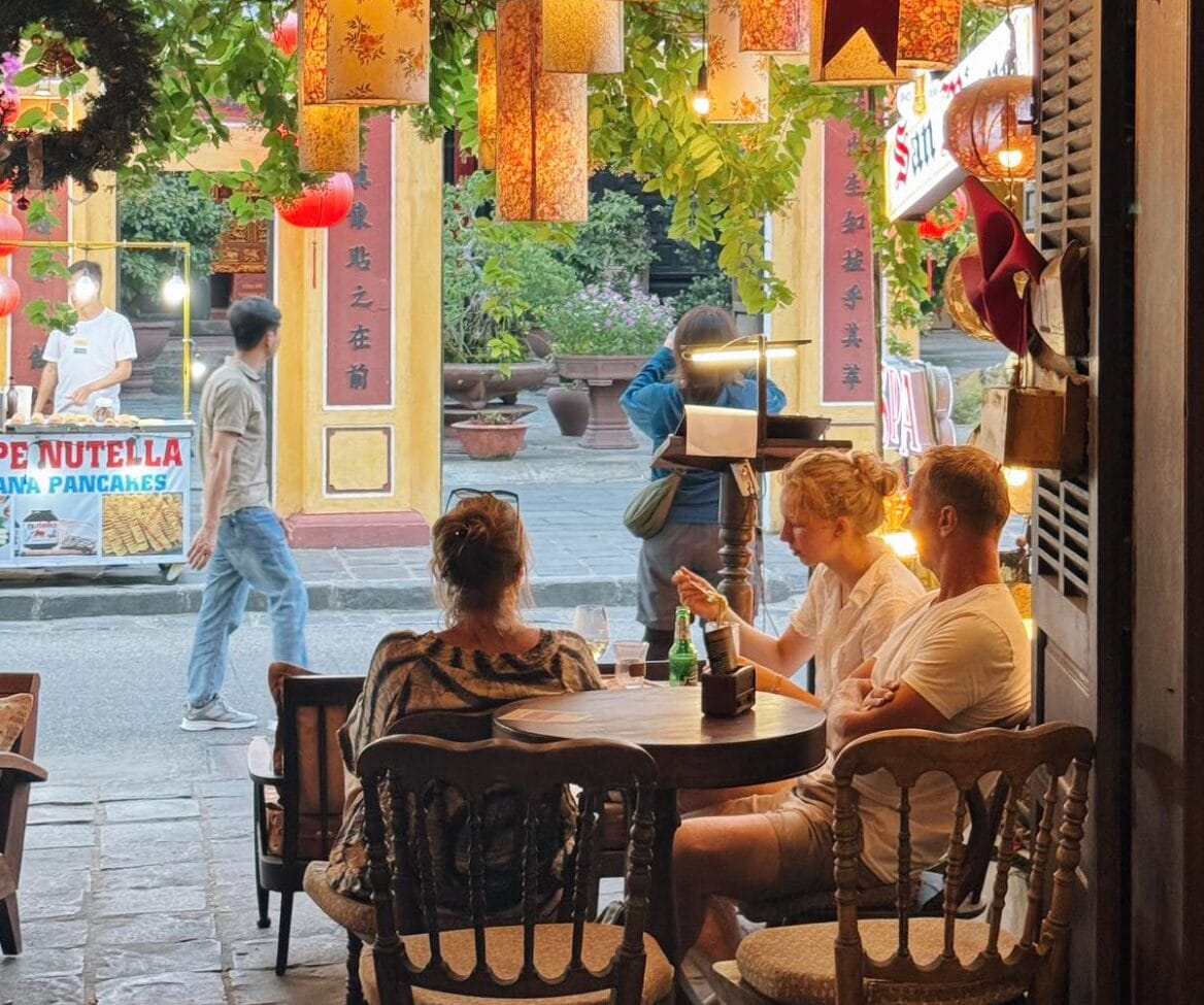 Quán nằm trên con phố Trần Phú cổ kính