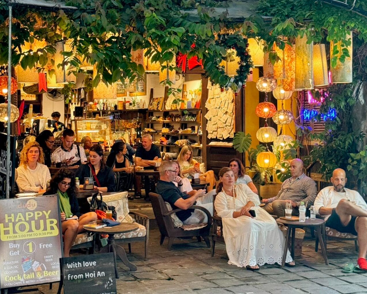 Không gian Dudu Cafe Hoi An chinh phục khách hàng bằng sự tinh giản, cảm giác dễ chịu và tính thẩm mỹ cao