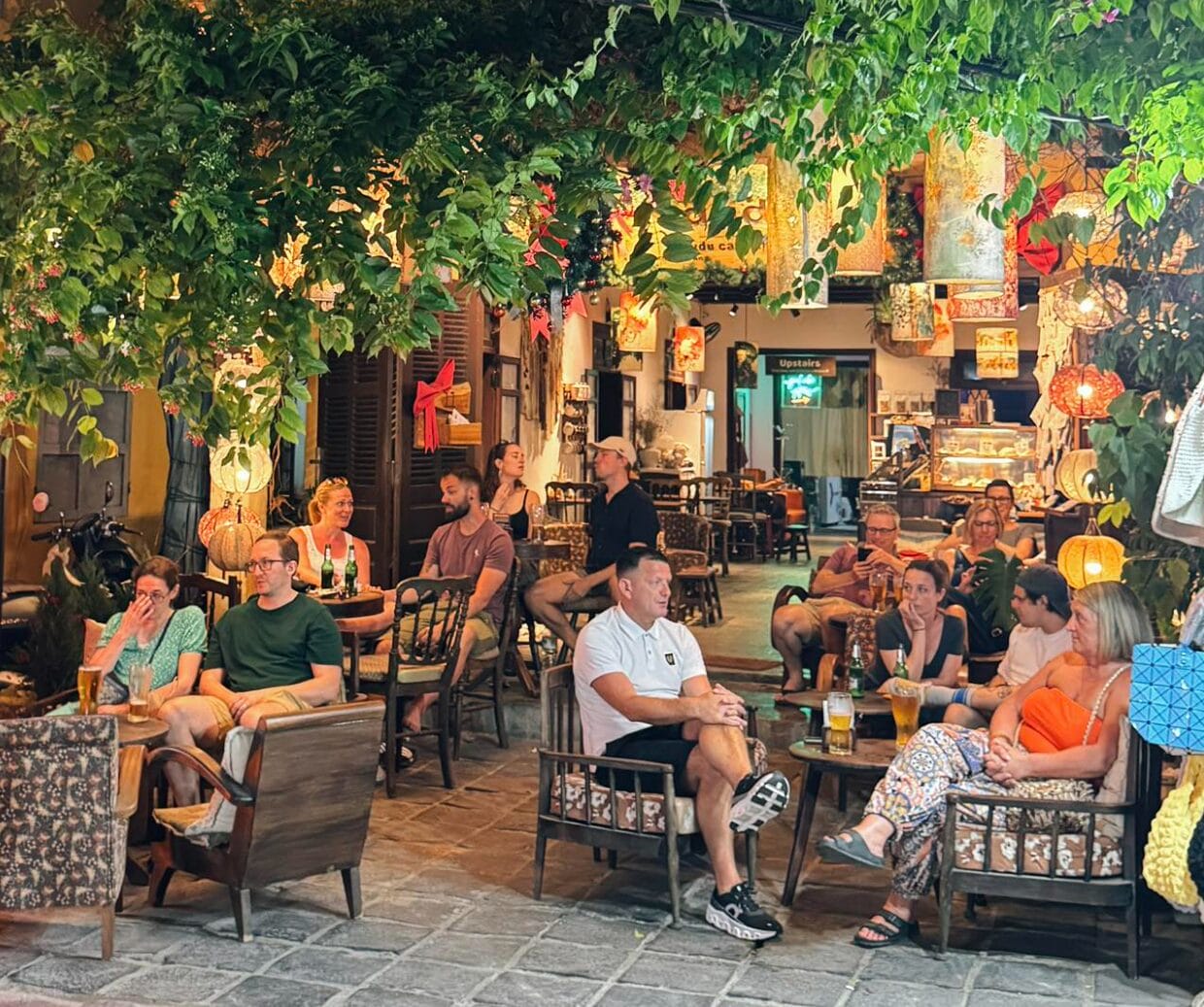 Quán được yêu mến không chỉ vì đồ uống vừa miệng, mà còn nhờ bầu không khí thư thả