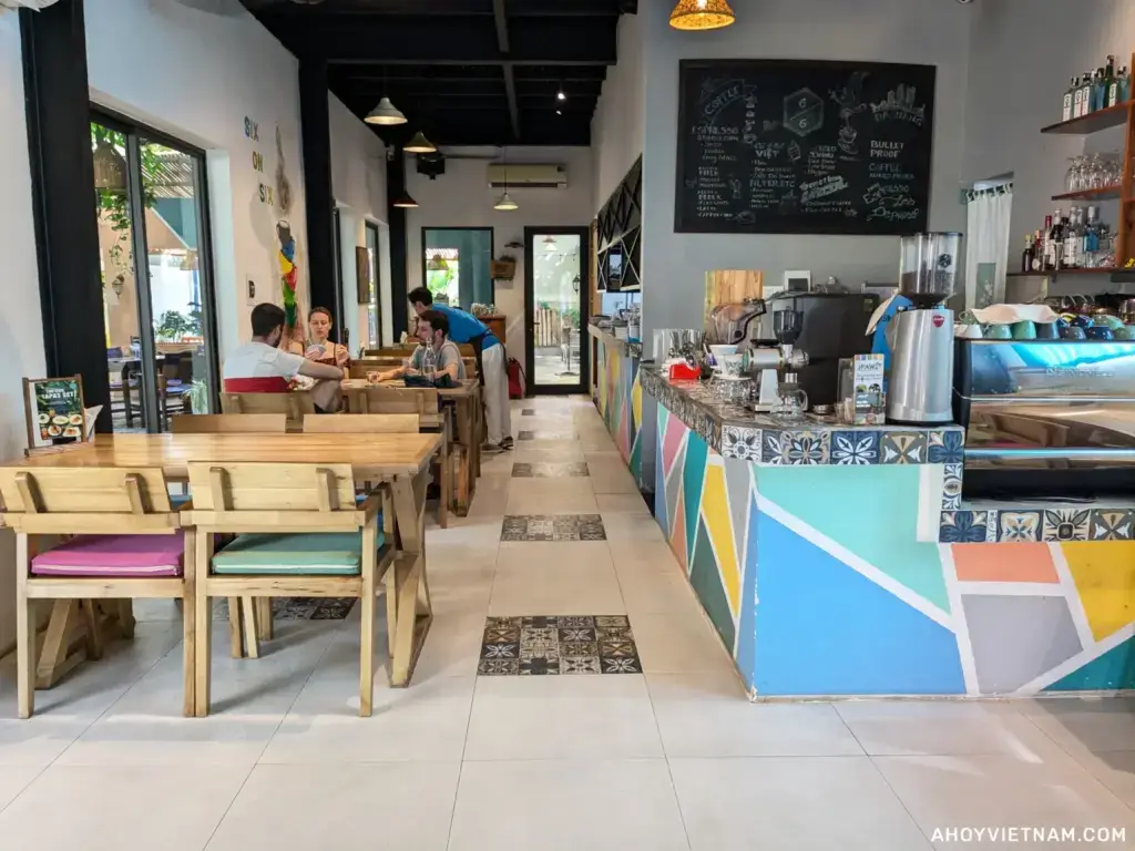 Không gian rộng rãi và mang một gam màu tươi sáng tại Six On Six Cafe