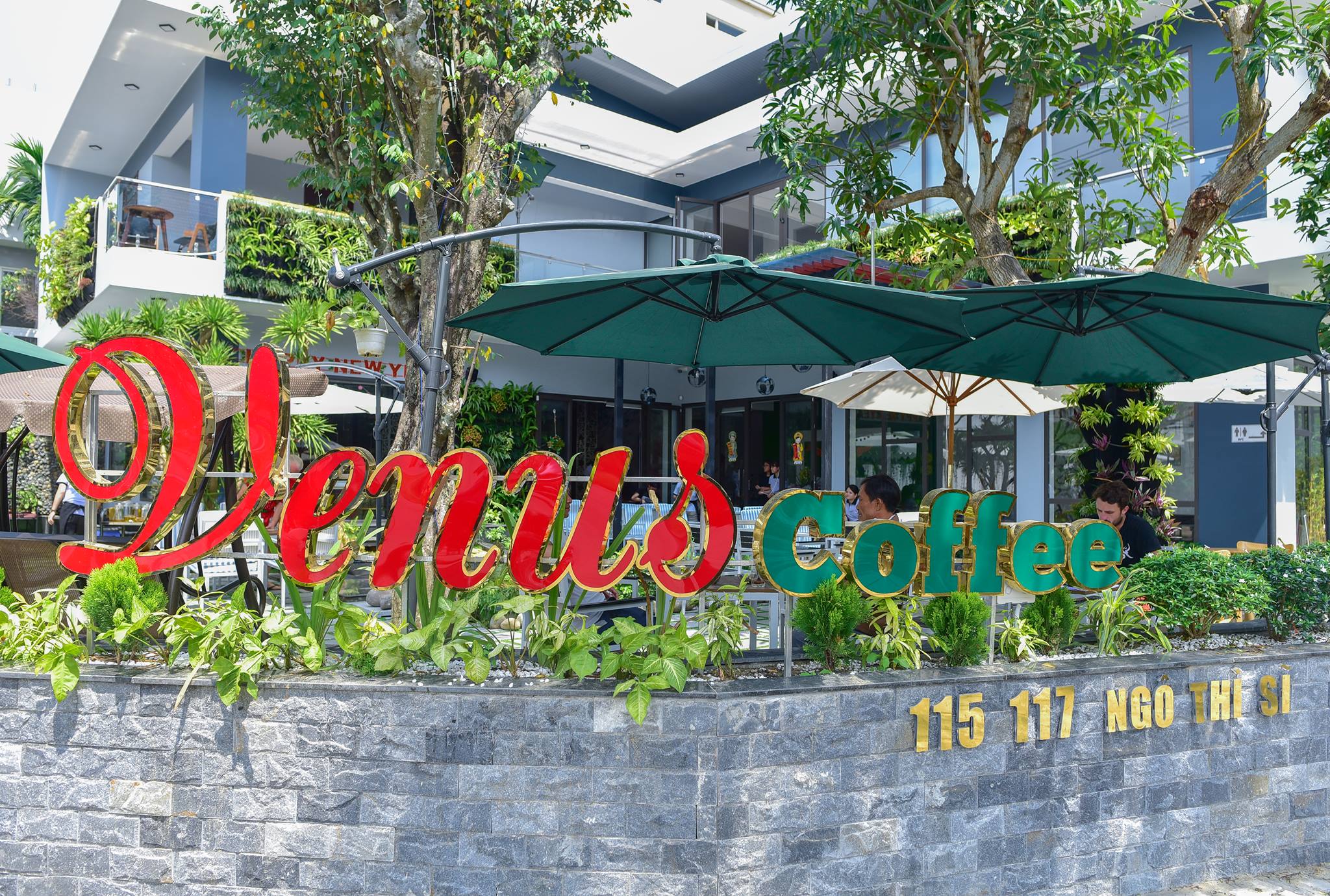 Mặt tiền tho&aacute;ng m&aacute;t hướng thẳng ra phố tại Venu Coffee