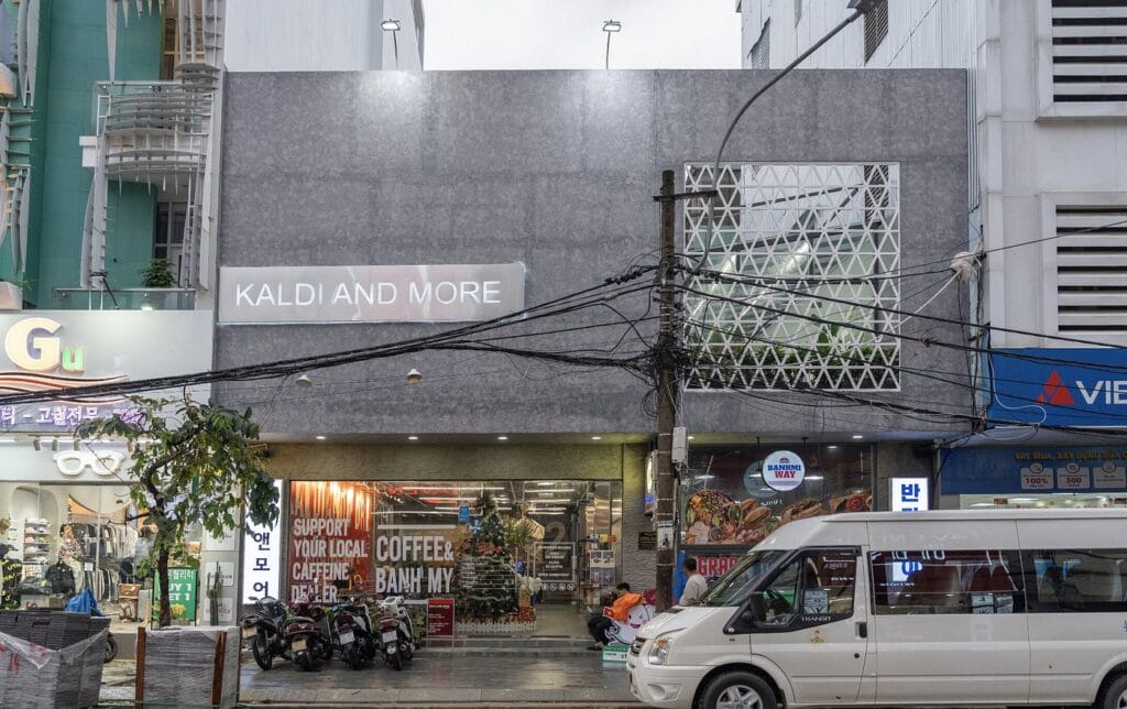 Mặt tiền Kaldi And More Danang nằm gần chợ Hàn, thuận tiện cho du khách ghé cà phê tại trung tâm Đà Nẵng
