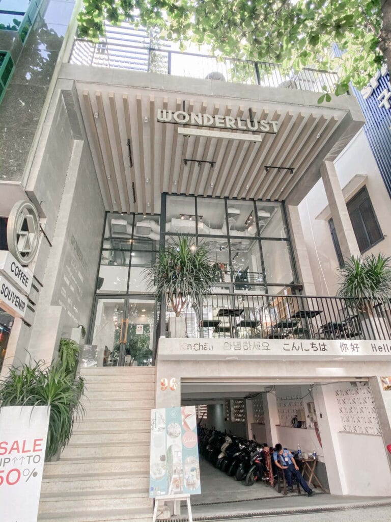 Mặt tiền thoáng đãng tại Wonderlust Coffee & Bakery