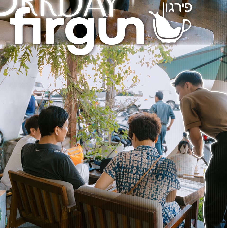 Nhân viên phục vụ tại Firgun Corner Coffee trong không gian quán thân thiện và thoải mái