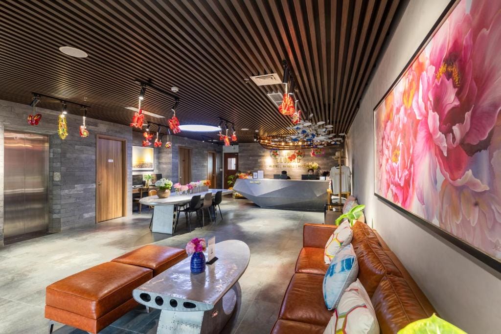 Khu vực sinh hoạt chung phong cách bụi tại khách sạn The Glomad Đà Nẵng.