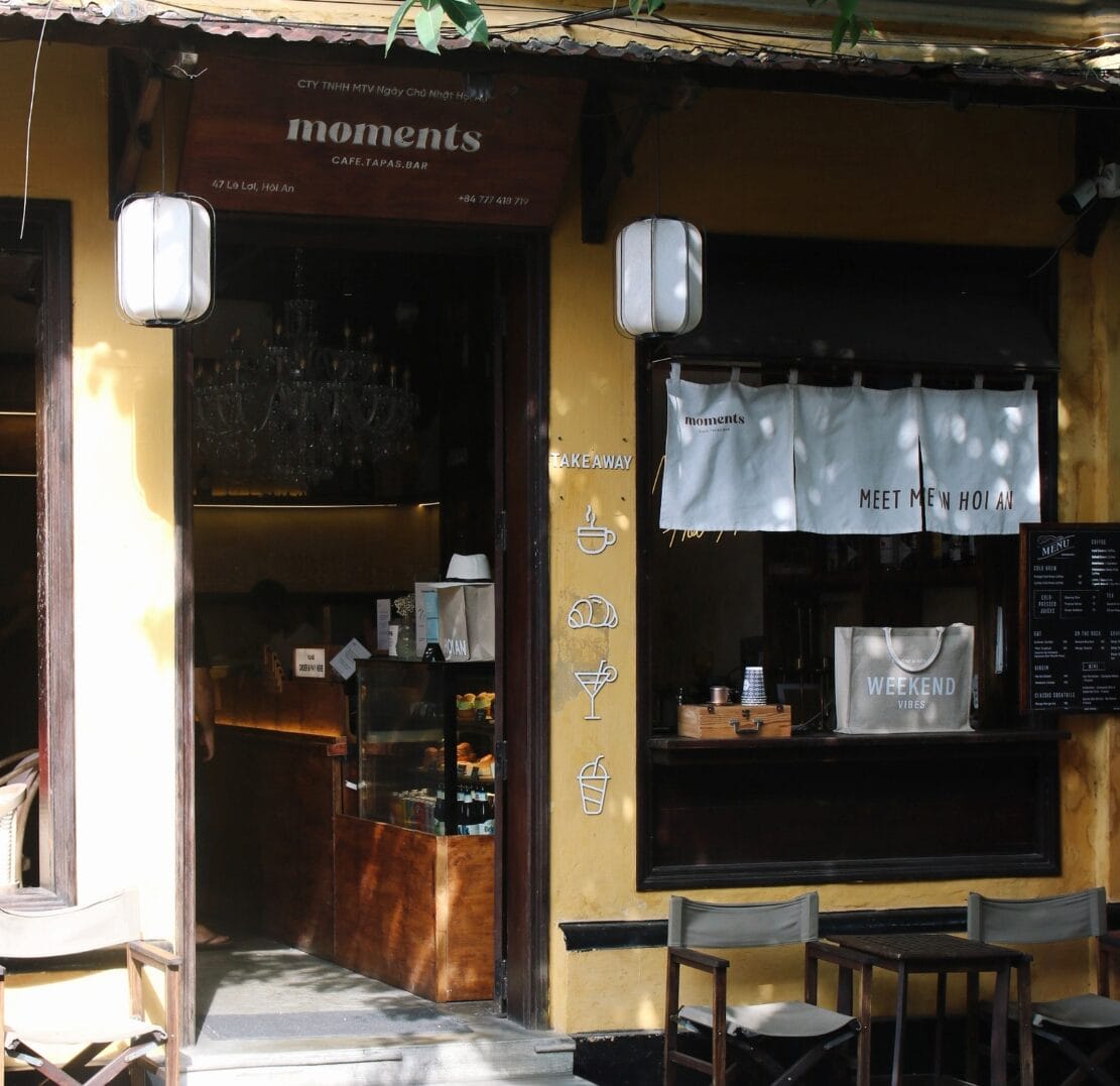 Quán nằm ngay điểm kết nối giữa sự náo nhiệt của phố thị và nét yên bình của kiến trúc cổ,