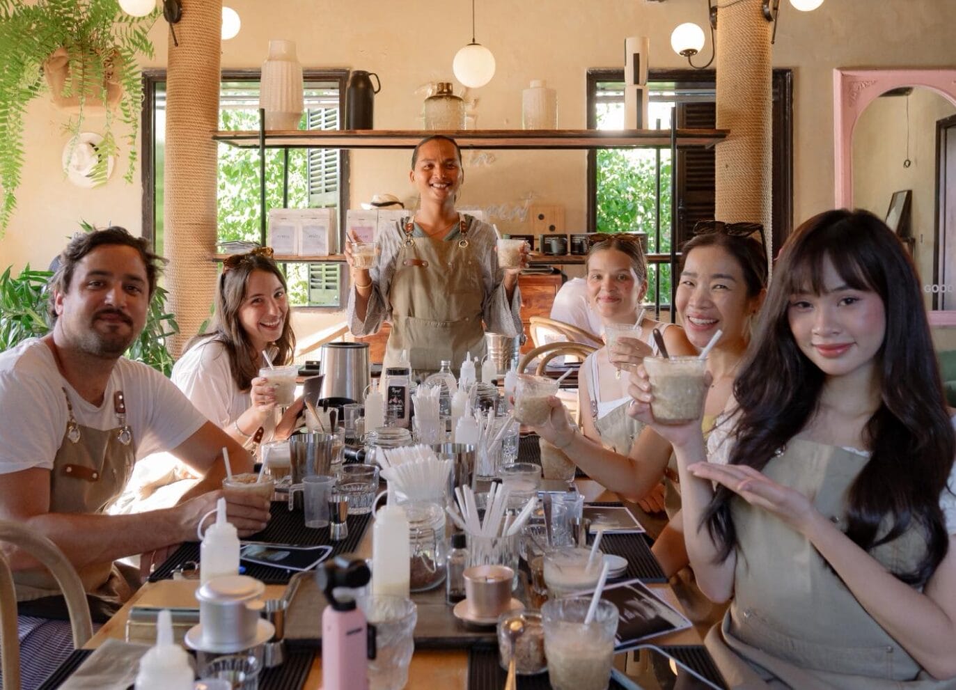 Quán tạo ra một không gian nơi bạn có thể dừng lại một nhịp giữa hành trình khám phá phố cổ