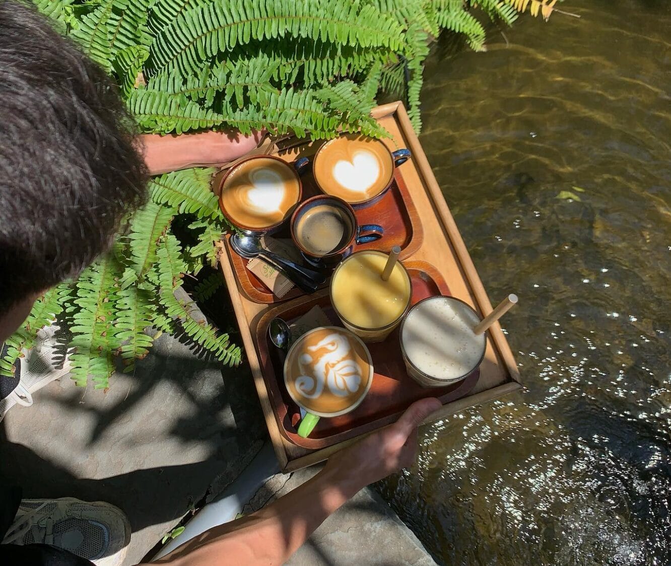 Với mức giá từ 45.000đ, bạn không chỉ mua một món nước, mà đang mua lấy "đặc quyền" được ngồi hàng giờ ngắm nhìn đại dương xanh