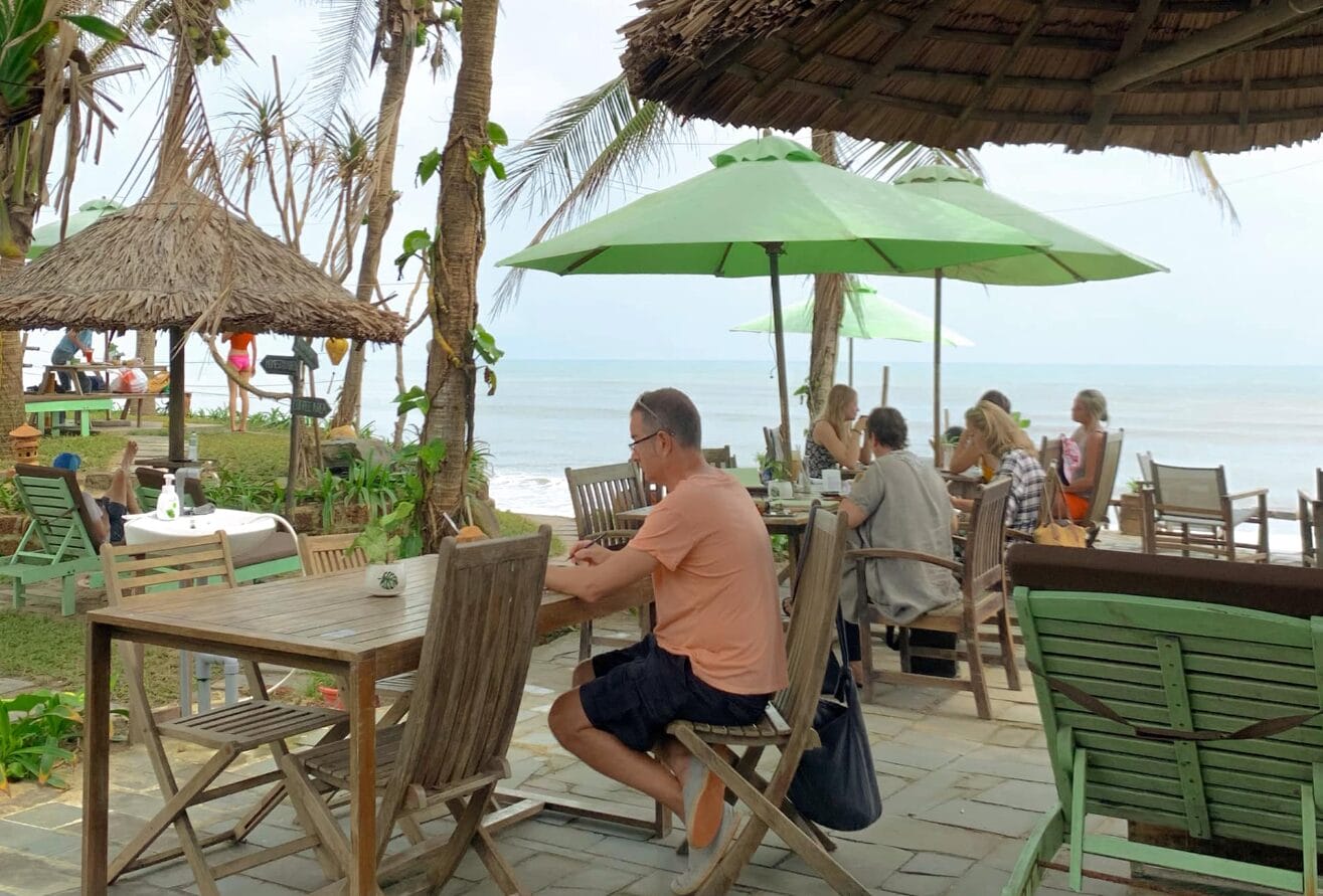 Nhân viên chủ động hạn chế tiếng ồn, không thúc giục khách, để mỗi người có thể ngồi lâu