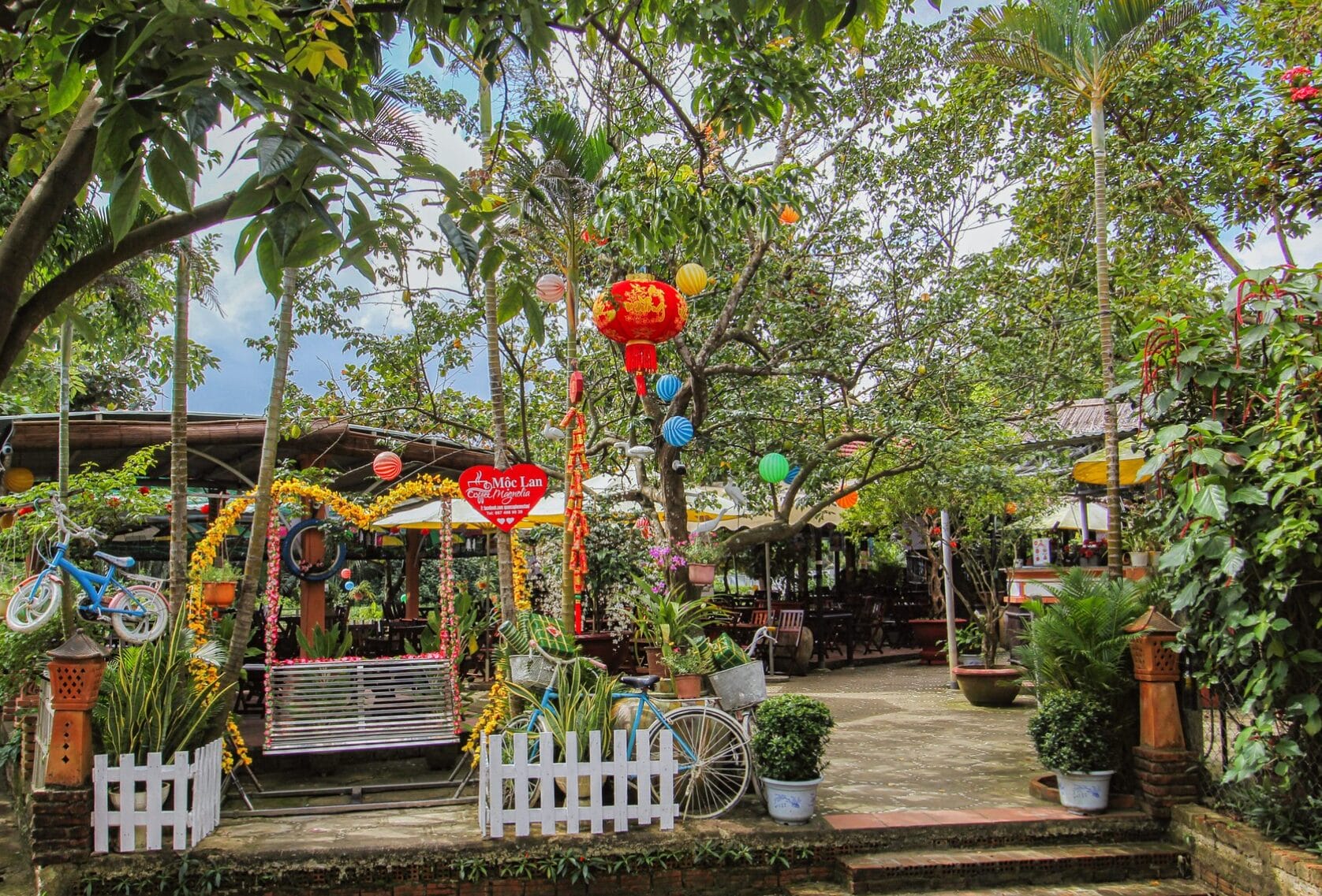 Quán sở hữu vị trí đắc địa ngay sát bờ kênh, mở ra một không gian khoáng đạt