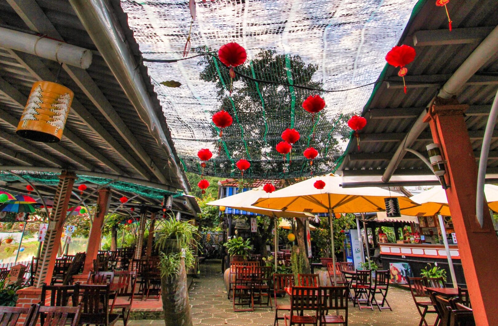 Tổng thể không gian Mộc Lan Coffee toát lên vibe trầm mặc, lịch sự và chững chạc.