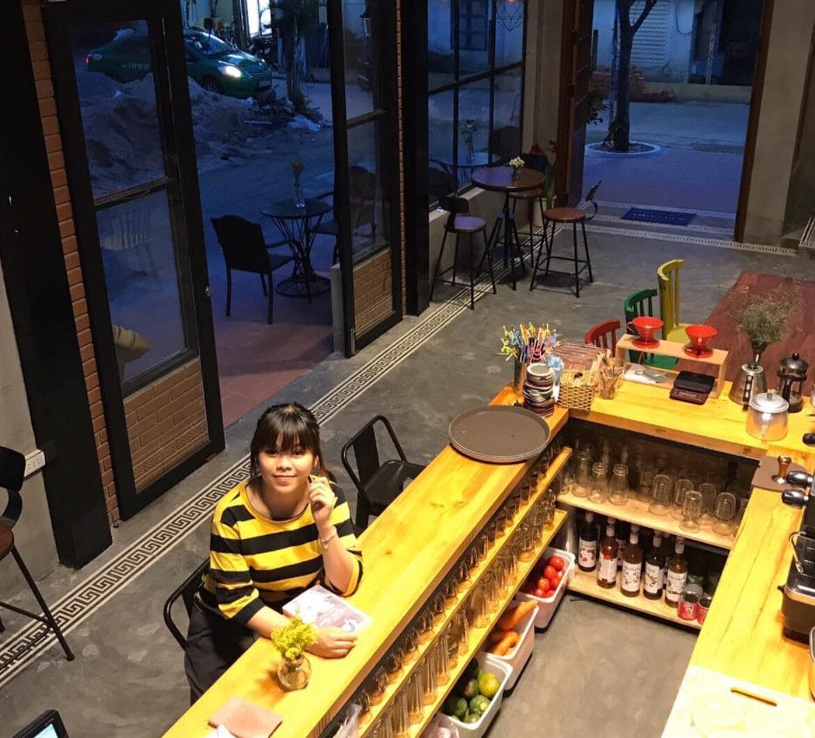 Không gian quán là nơi bạn có thể ngồi chậm lại, tập trung cho công việc, hay đơn giản là thưởng thức một ly cà phê đúng vị