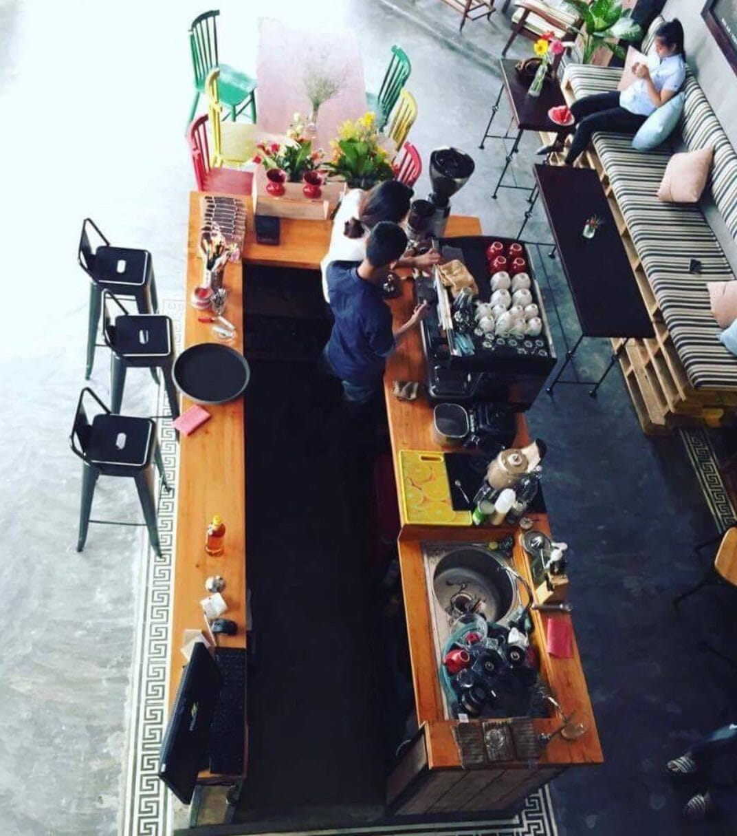 Nhân viên tại đây đón tiếp khách bằng sự nhẹ nhàng, tinh tế đặc trưng của người Hội An.